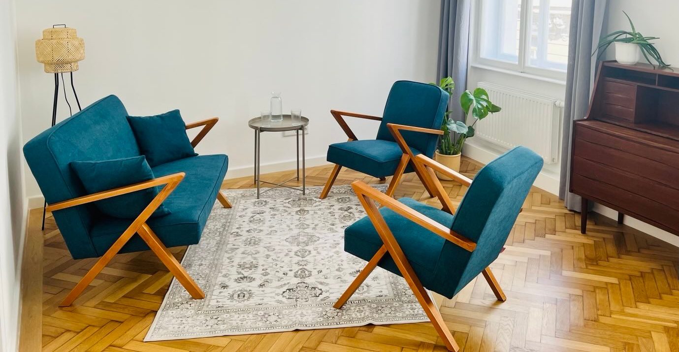 Praxisraum in Wien mit Sofa und zwei Stühlen